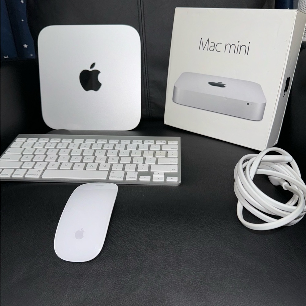Apple Mac Mini, Keyboard and Mouse.